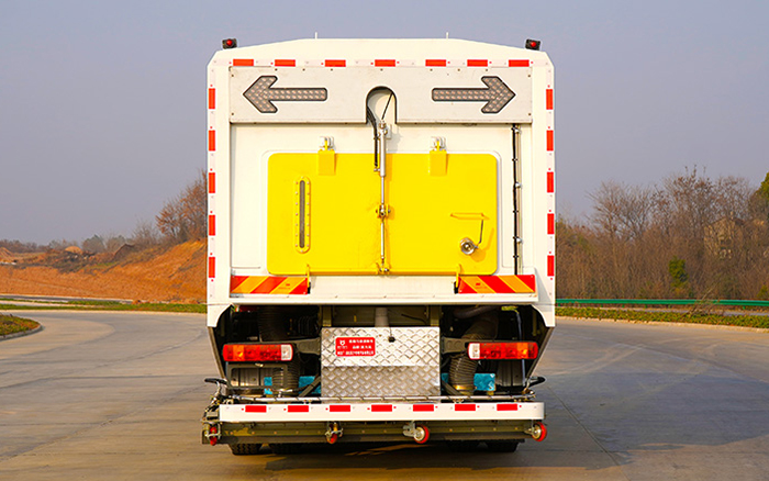 重汽豪沃后双桥深度保洁车