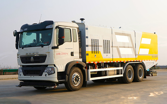 重汽豪沃后双桥深度保洁车