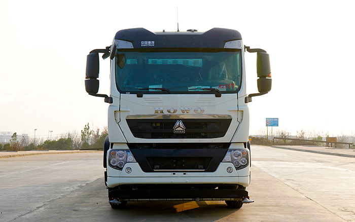 重汽豪沃后双桥深度保洁车