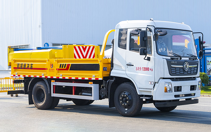 东风天锦防撞缓冲车