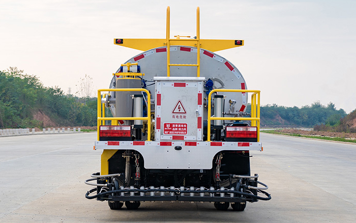 东风小多利卡沥青洒布车