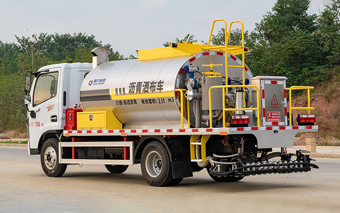 东风小多利卡沥青洒布车