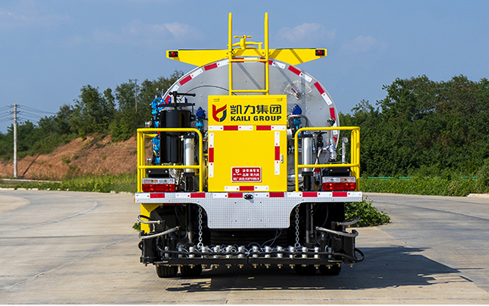 东风D7沥青洒布车